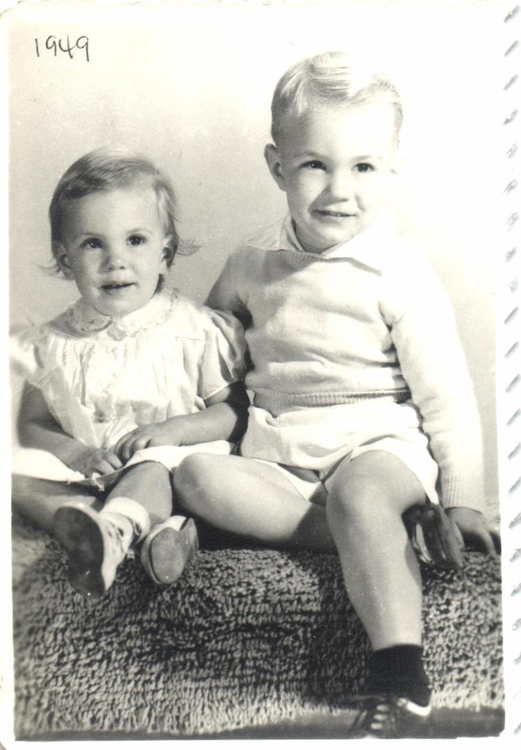 Benton and Beverly Barnes<br />
Christmas 1949<br />
Ages 3.5 years and 14 months