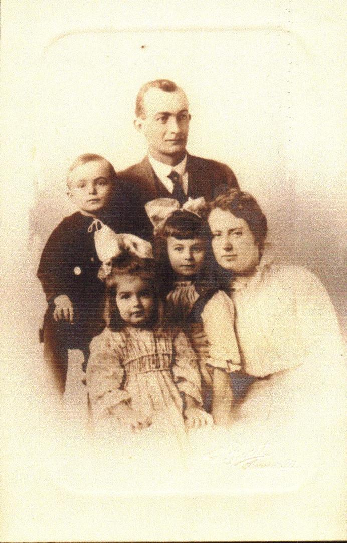 Ruel Mighell Family 1915.jpg